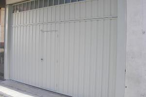 Puertas residenciales / Basculantes / Chapa perfilada