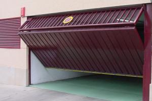 Puertas residenciales / Basculantes / Chapa perfilada