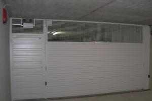 Puertas residenciales / Basculantes / Chapa perfilada