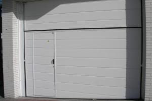 Puertas residenciales / Basculantes / Panel sandwich color