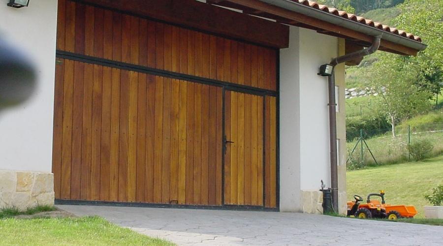 Puertas residenciales / Basculantes / Madera