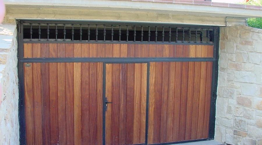 Puertas residenciales / Basculantes / Madera