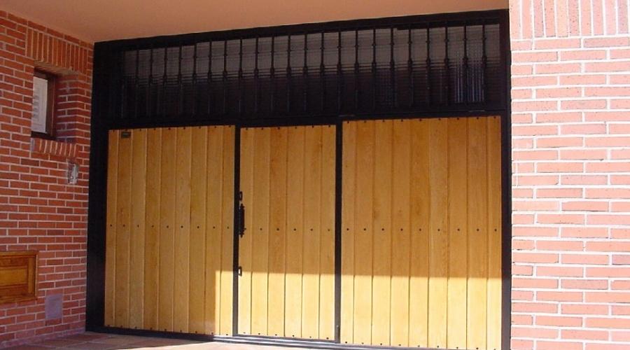 Puertas residenciales / Basculantes / Madera
