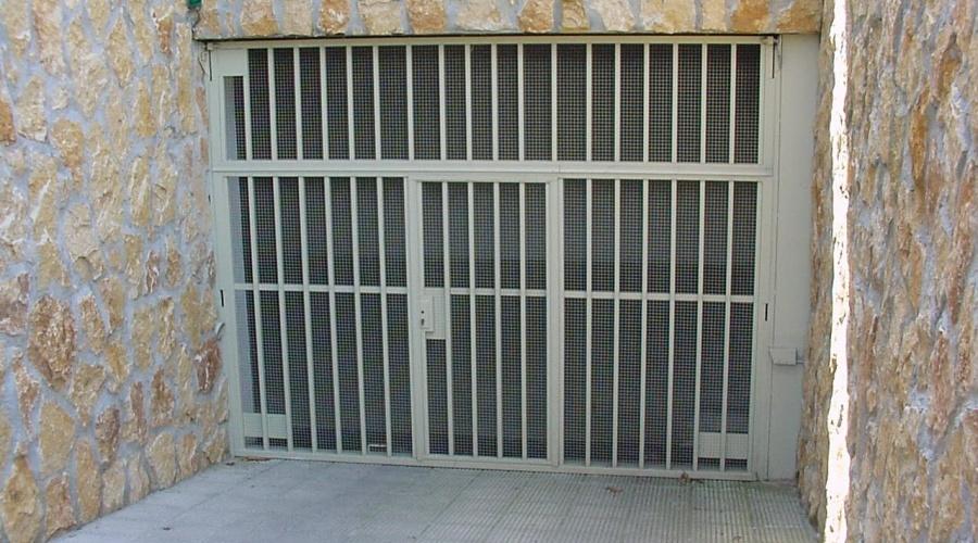 Puertas residenciales / Basculantes / Perfiles tubulares