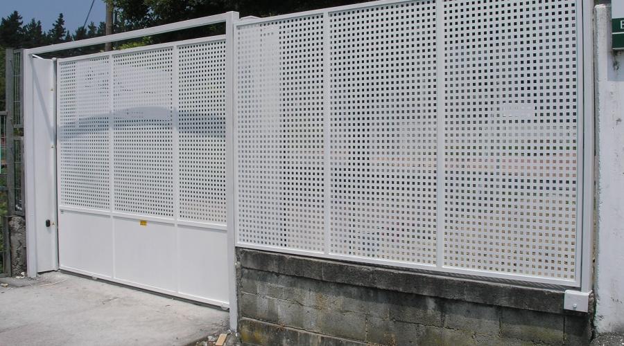 Puertas residenciales / Correderas rodadas y colgantes / Chapa perforada