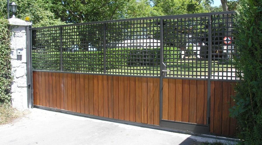 Puertas residenciales / Correderas rodadas y colgantes / Chapa perforada