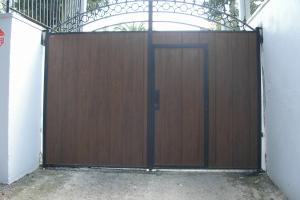 Puertas residenciales / Batientes de 1 o 2 hojas / Imitación madera y madera
