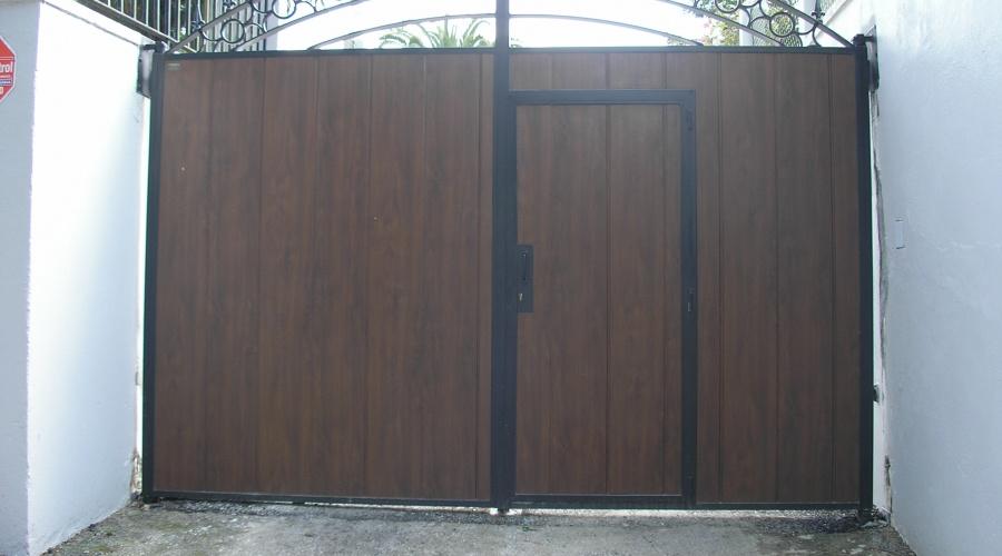 Puertas residenciales / Batientes de 1 o 2 hojas / Imitación madera y madera