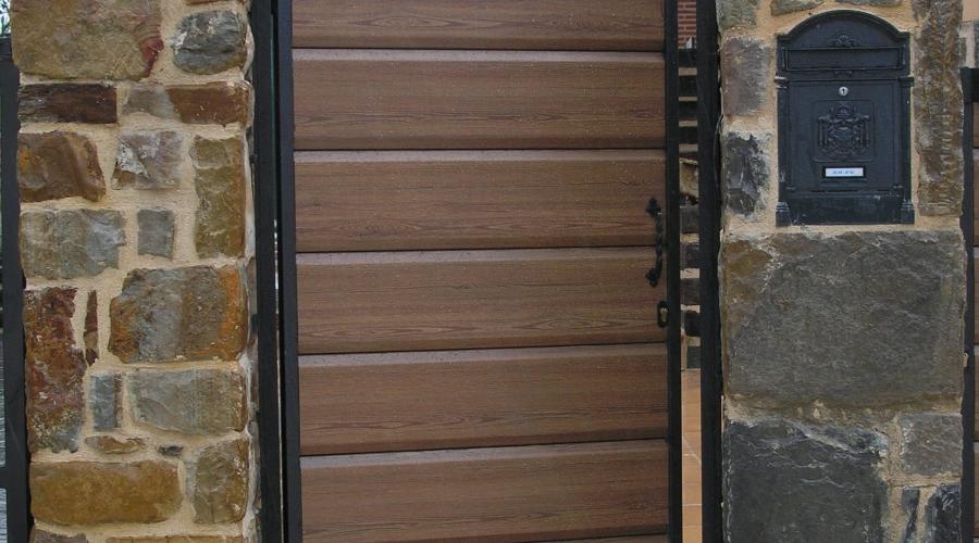 Puertas residenciales / Batientes de 1 o 2 hojas / Imitación madera y madera