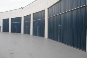 Puertas industriales / Basculantes contrapesadas / Chapa perfilada