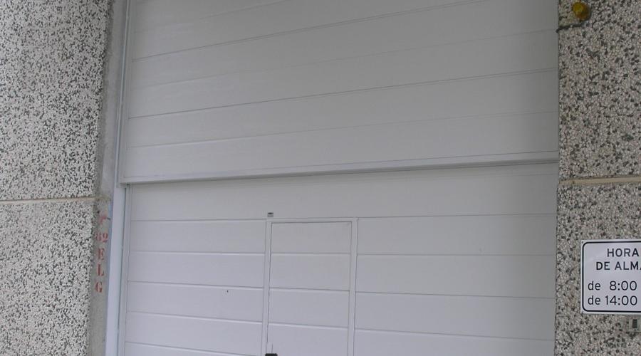 Puertas industriales / Apertura vertical contrapesadas / Panel sandwich color