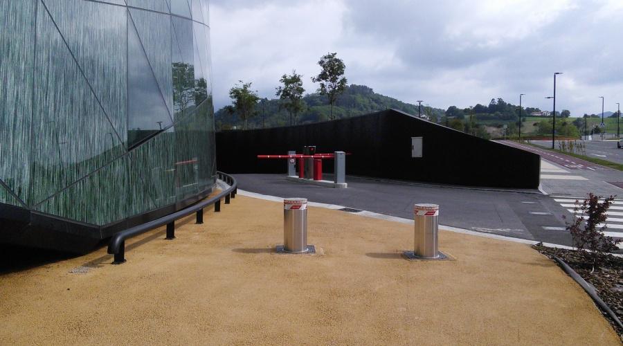Otros modelos de puertas y automatismos / Pilonas escamoteables / 