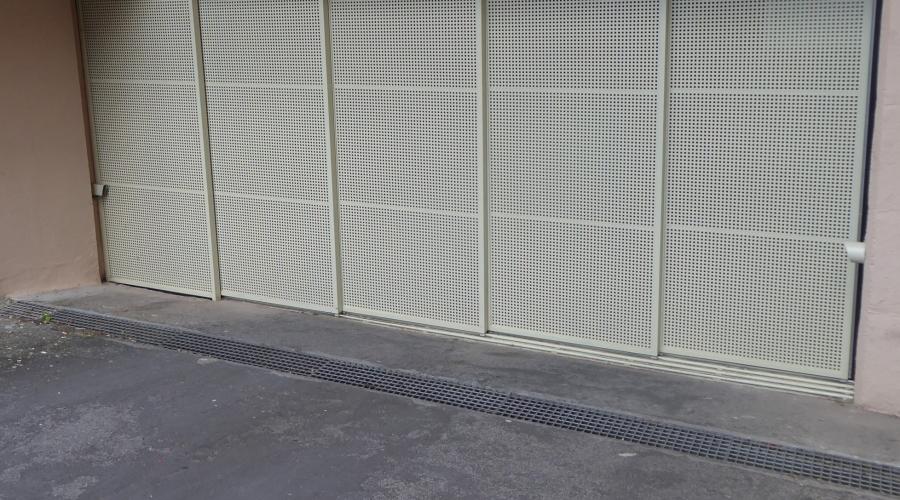 Puertas residenciales / Correderas rodadas y colgantes / Chapa perforada
