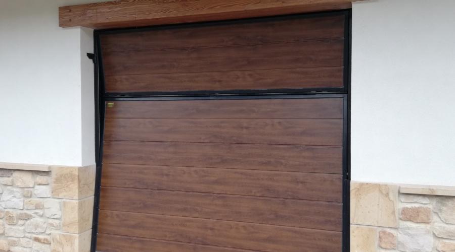 Puertas residenciales / Basculantes / Panel sandwich imitación madera