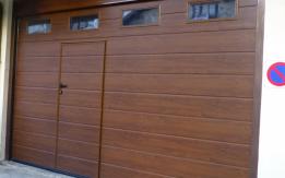  Seccional imitación madera, puerta peatonal integrada y marcos acristalados