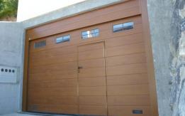 Seccional imitación madera, puerta peatonal integrada y marcos acristalados 1